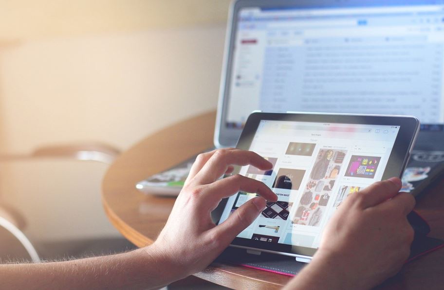 Nettoyer un écran tactile les astuces à connaître